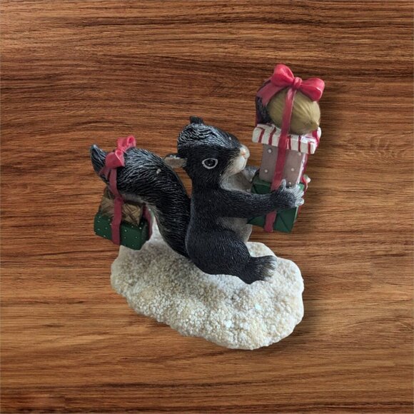 Charming Tails 1997 Bearing Gifts Figurine Skunk Christmas Presents 87/6 - Picture 2 of 11